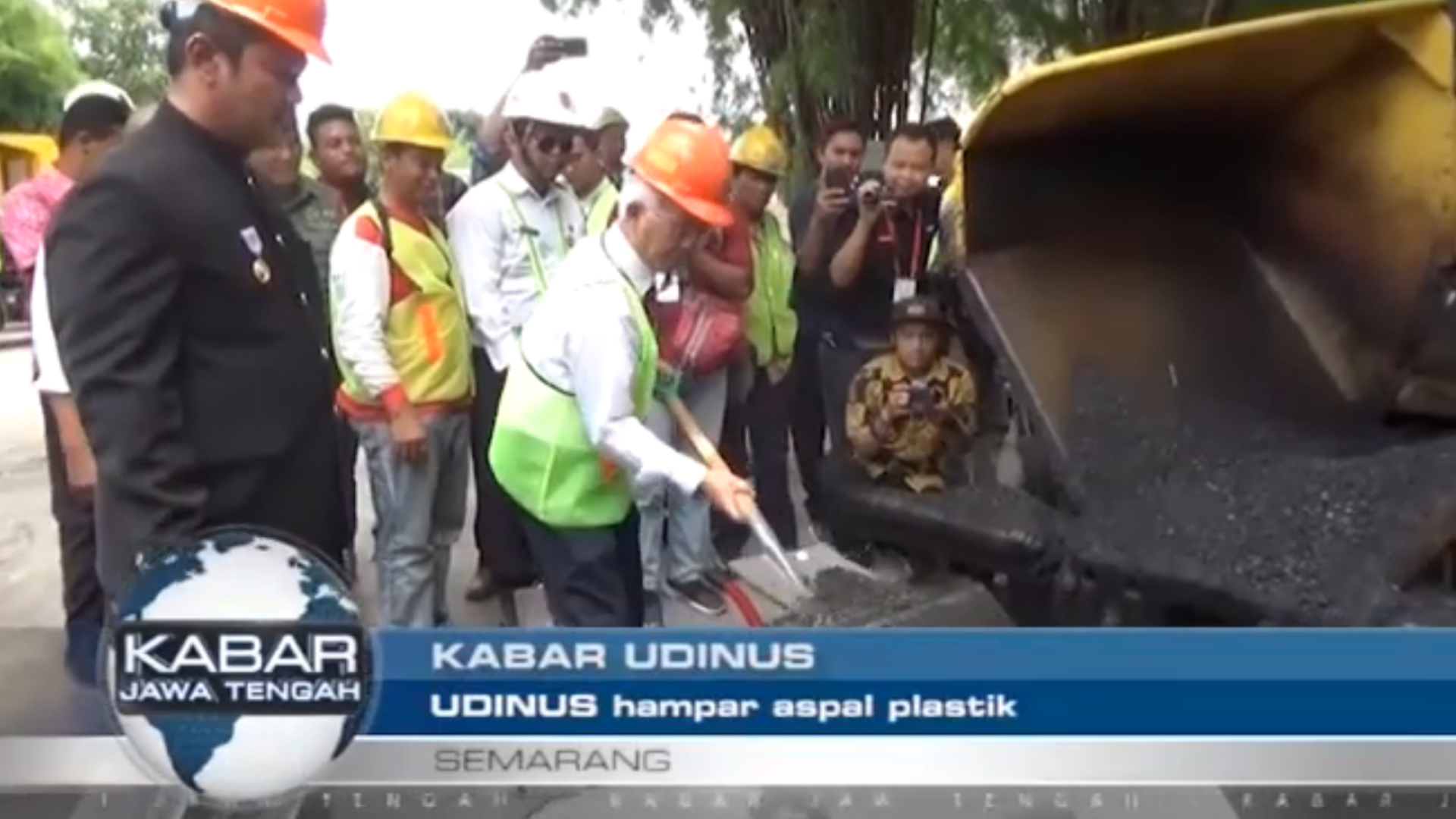 UDINUS HAMPAR ASPAL PLASTIK DI JALAN DI KELURAHAN PENDRIKAN KIDUL SEMARANG