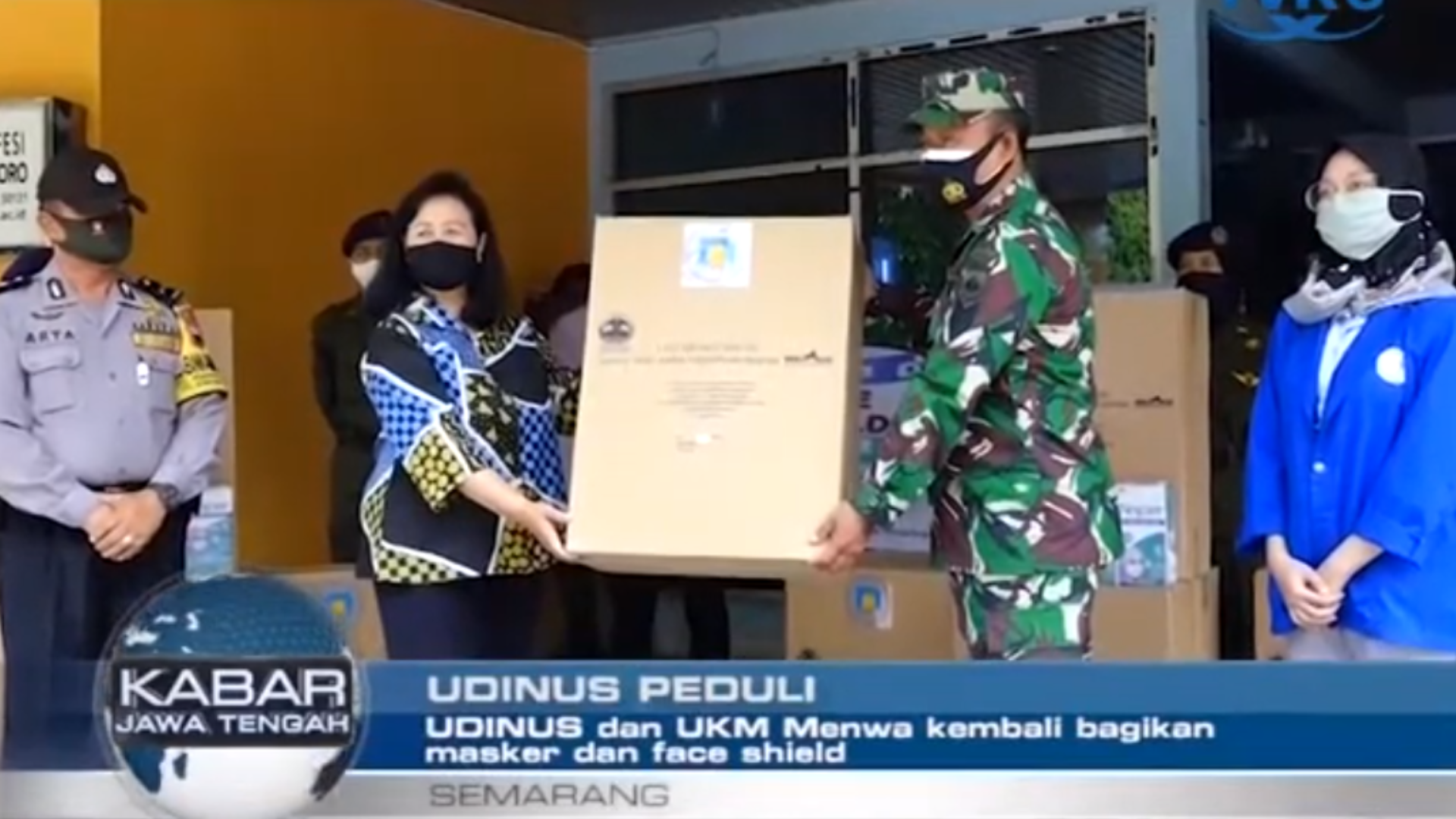 UDINUS DAN UKM MENWA KEMBALI BAGIKAN MASKER DAN FACE SHIELD