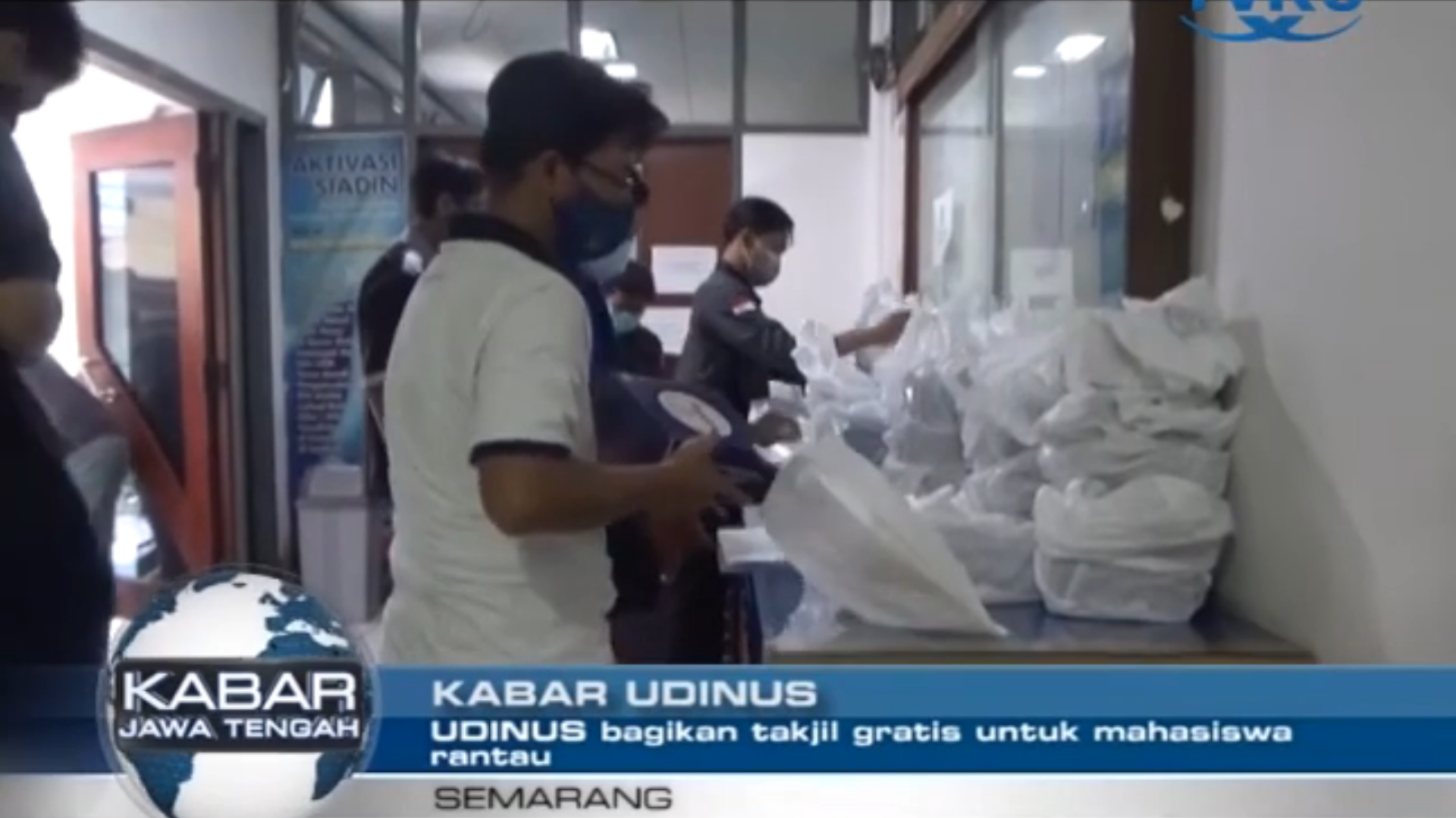 UDINUS BAGIKAN TAKJIL GRATIS UNTUK MAHASISWA RANTAU