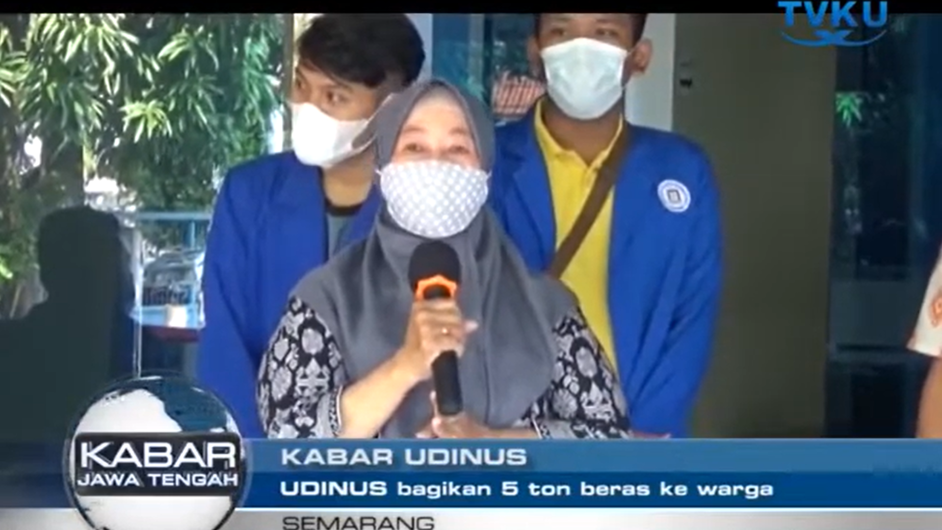 UDINUS BAGIKAN 5 TON BERAS KE WARGA