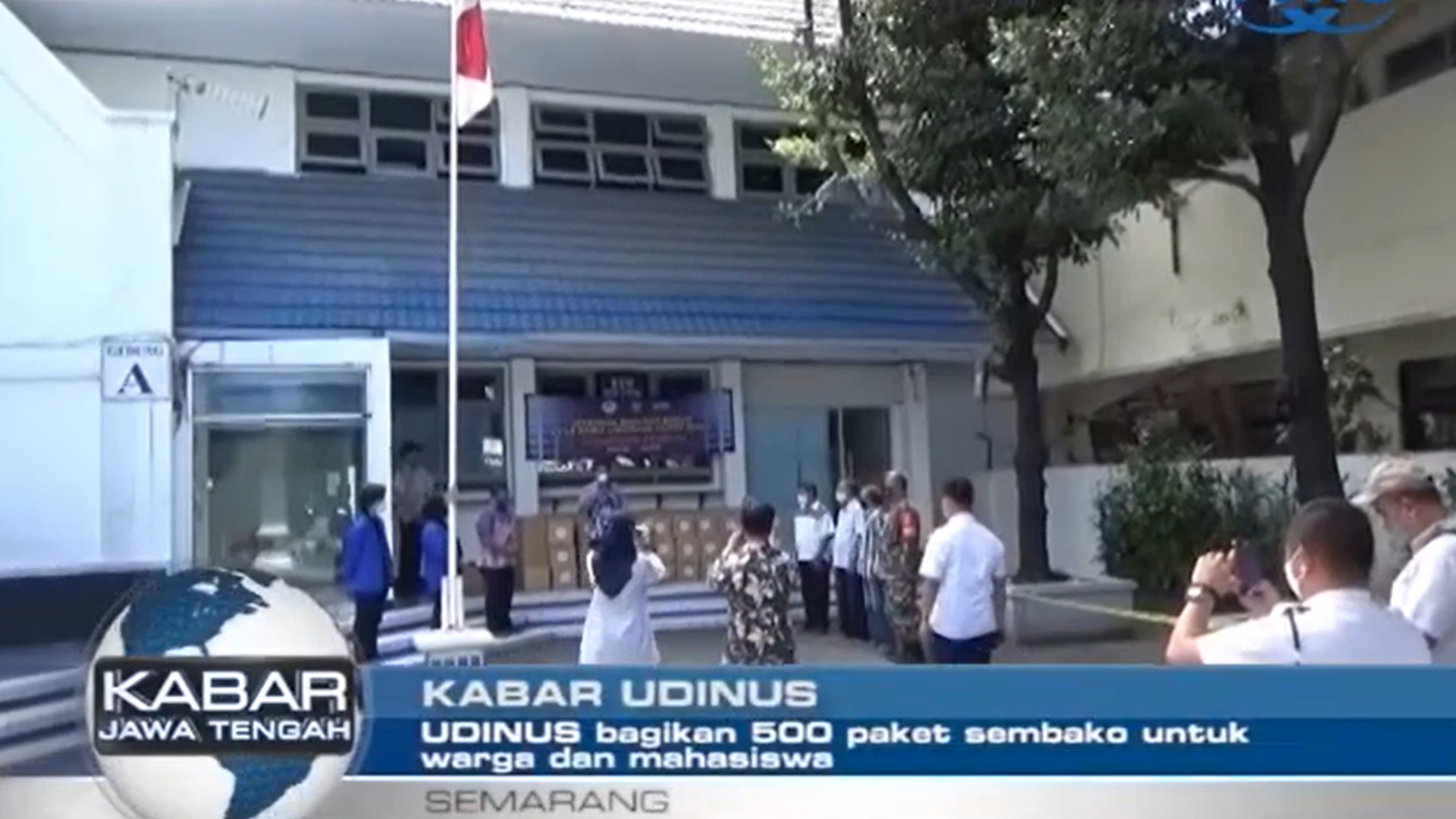 UDINUS BAGIKAN 500 PAKET SEMBAKO UNTUK WARGA DAN MAHASISWA