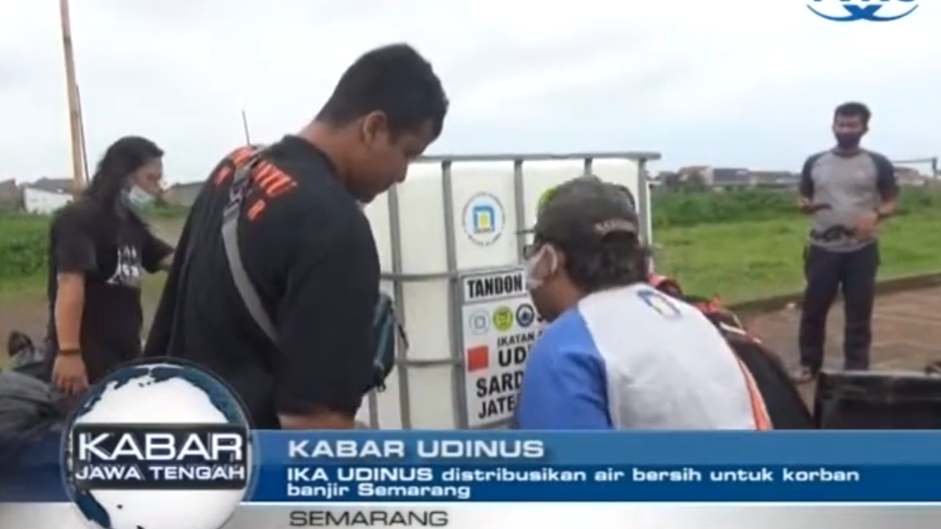 IKA UDINUS DISTRIBUSIKAN AIR BERSIH UNTUK KORBAN BANJIR SEMARANG