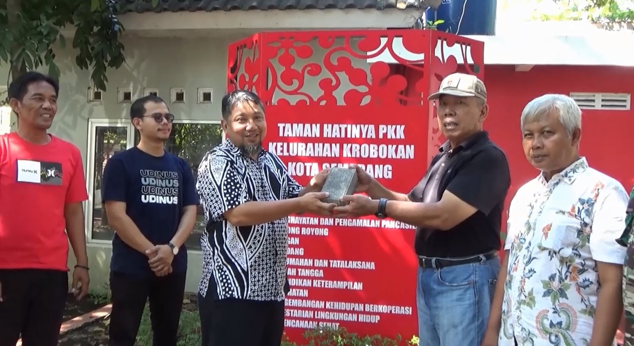 Udinus Hamparkan Seribu Paving Plastik di Hutan Kota Krobokan Semarang