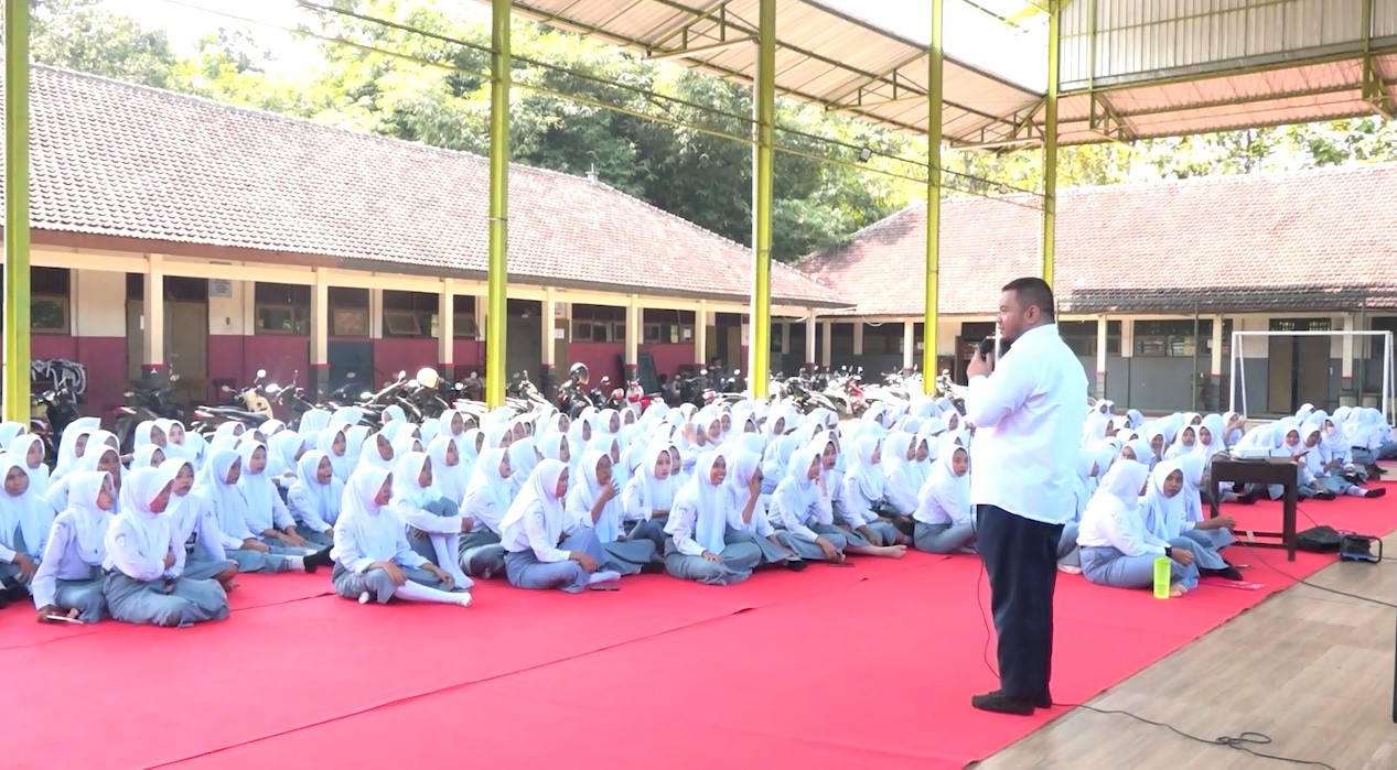 FIB Udinus Bersama TVKU Gelar Workshop Bahasa dan Jurnalistik di SMKN 1 Kedung