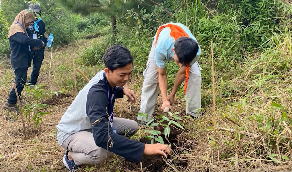 Aldaka Wanaseta Udinus Tanam Bibit Pohon di Lereng Gunung Ungaran