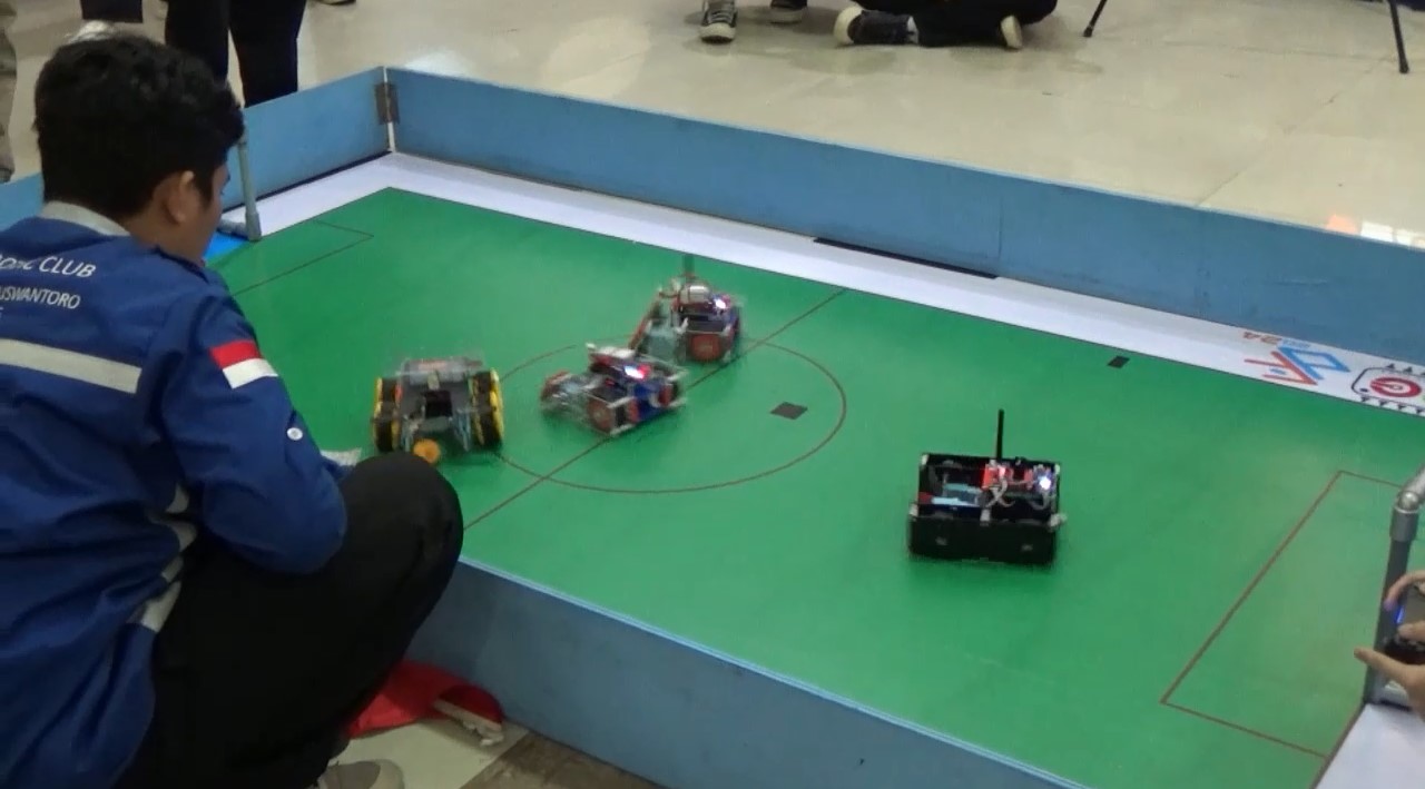 15 Tim Ikuti Lomba Robot Soccer yang Digelar Dinus Robotic Club