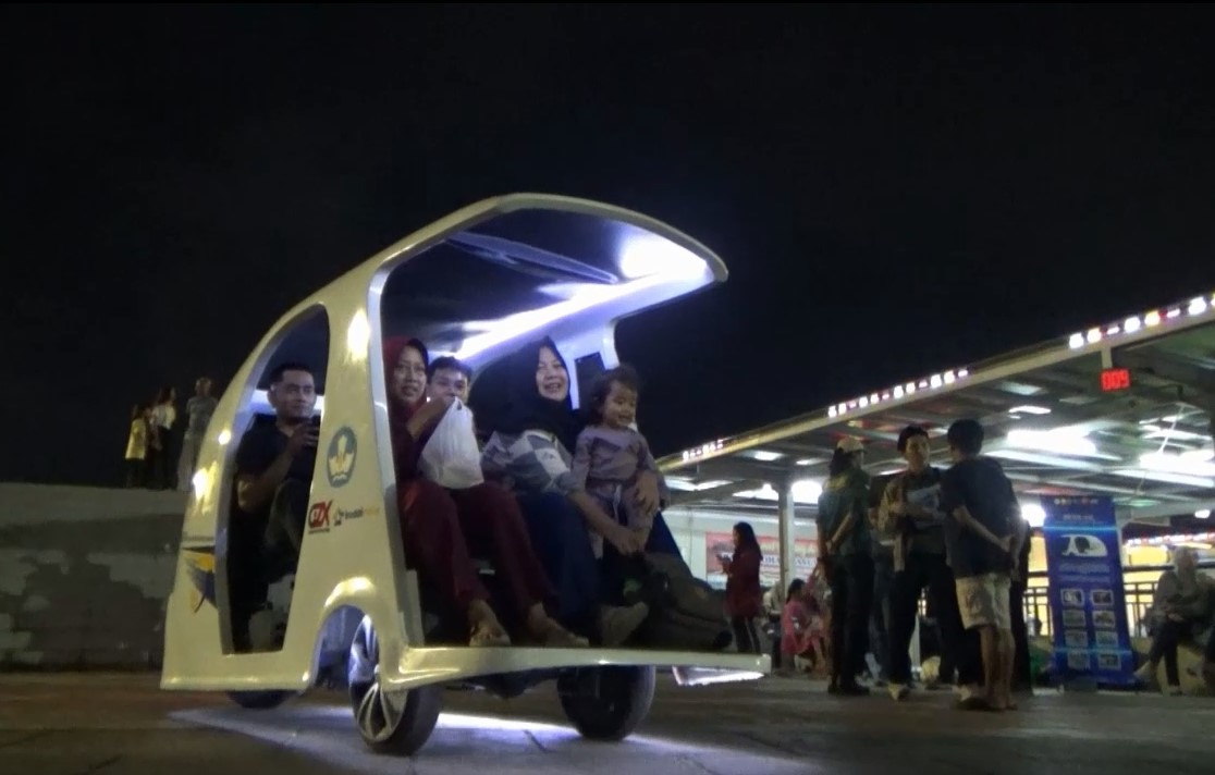 Becak Listrik Udinus Ramaikan Tradisi Pasar Malam Dugderan