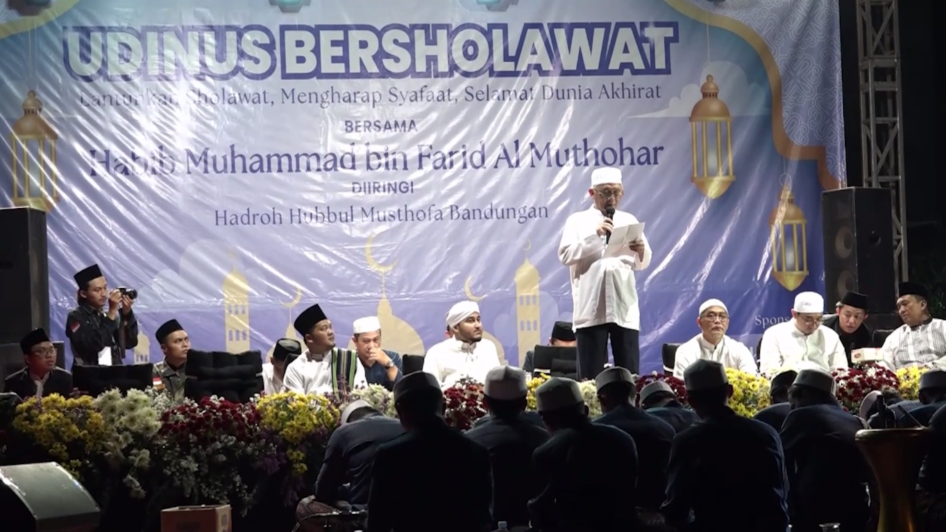 Ribuan Warga Dan Mahasiswa Ikuti Udinus Bersholawat 