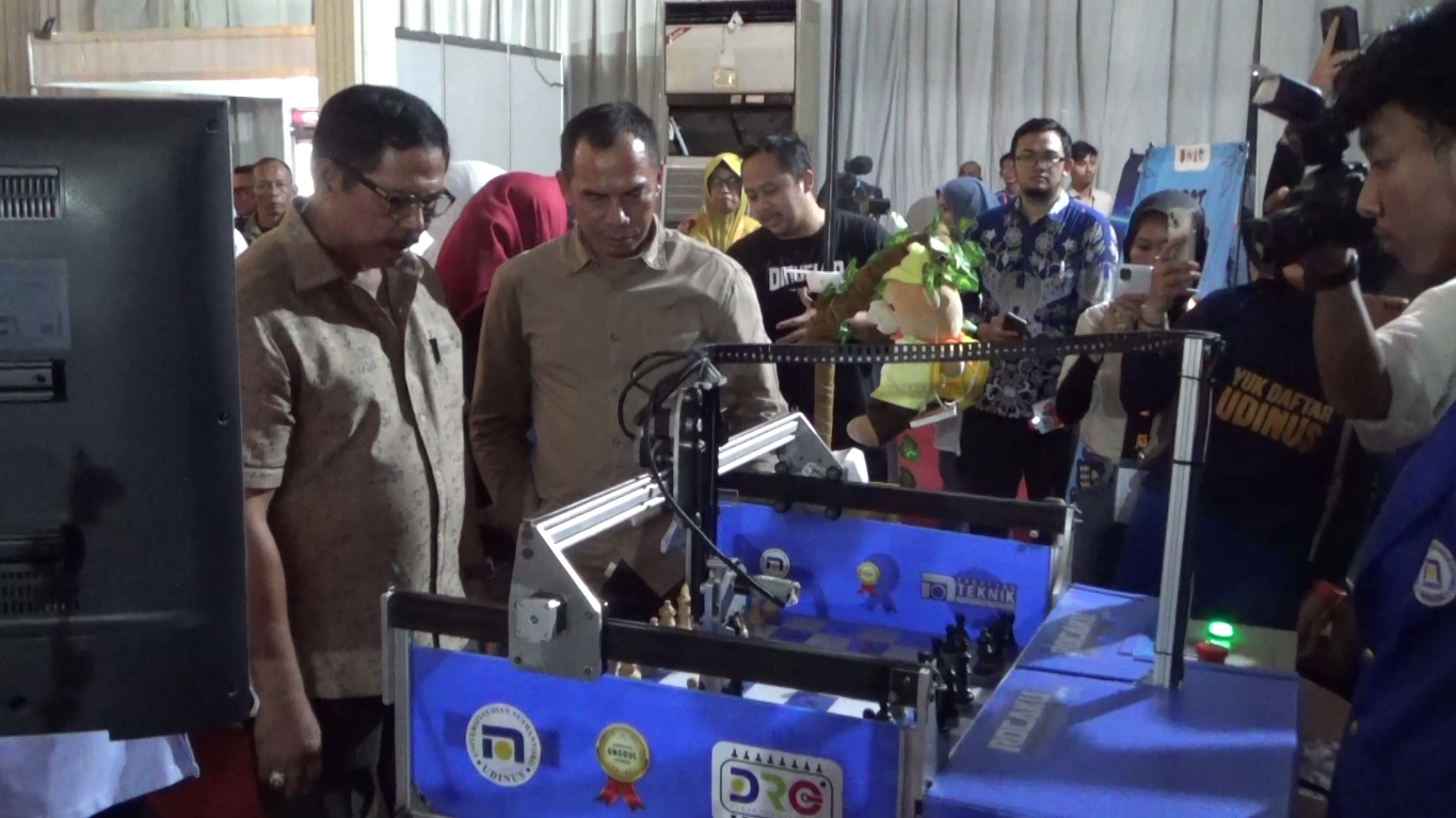  PJ Gubernur Jateng Mencoba Becikku dan Robot Gamelan 