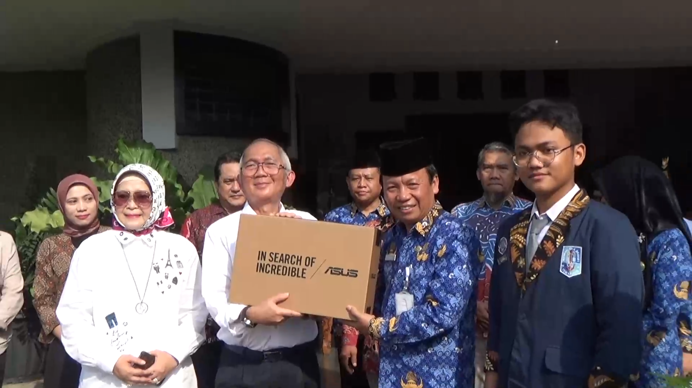 Udinus Serahkan 10 Laptop ke SMA N 1 Semarang